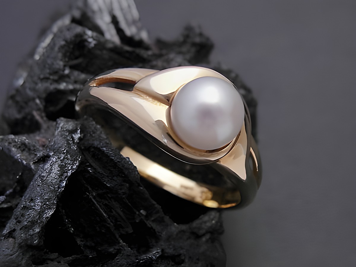 Gold Perlen Ring galant Gr. 55,5 mit einer Zuchtperle von 6,1 mm aus Gold 585 vom Hersteller Juwelier Harnisch bis Gr. 56/18, elegant auf schwarzem Untergrund präsentiert.