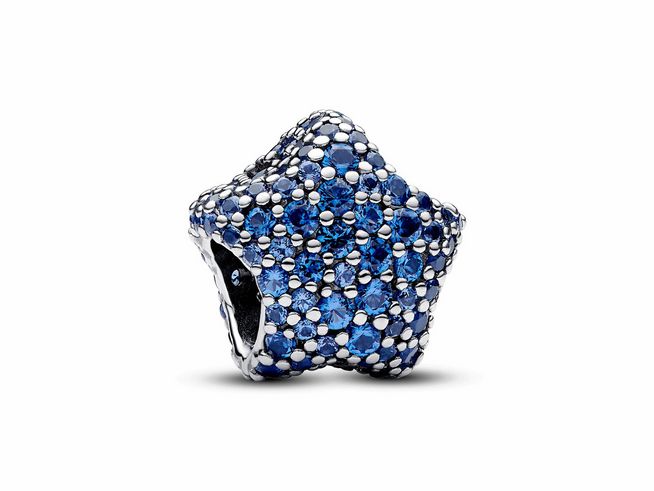 Auffälliges Pavé-Stern Charm von Pandora aus Sterling Silber, besetzt mit blauen Kristallen, in Form eines fünfzackigen Sterns. Elegantes und funkelndes Schmuckstück.