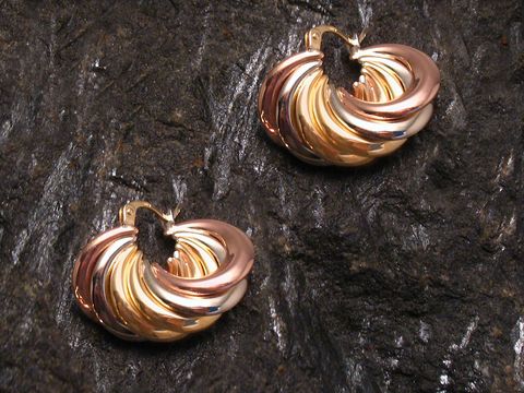 Tricolor Gold 585 Ohrstecker mit einem Durchmesser von 23,8 mm, hergestellt von Juwelier Harnisch, bis 25 mm, in eleganter und geschwungener Form, ideal für jeden Anlass.
