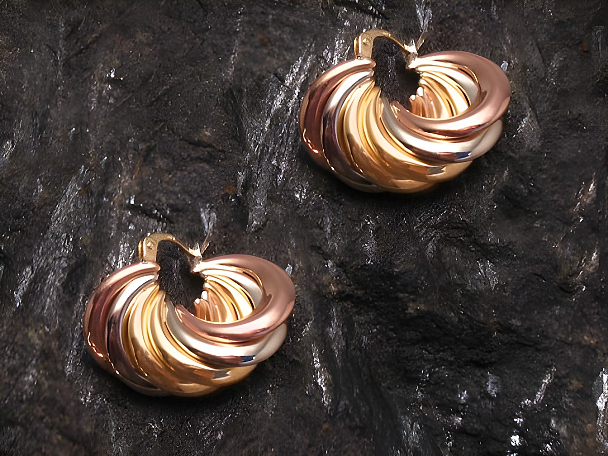 Tricolor Gold 585 Ohrstecker mit einem Durchmesser von 23,8 mm, hergestellt von Juwelier Harnisch, bis 25 mm, in eleganter und geschwungener Form, ideal für jeden Anlass.