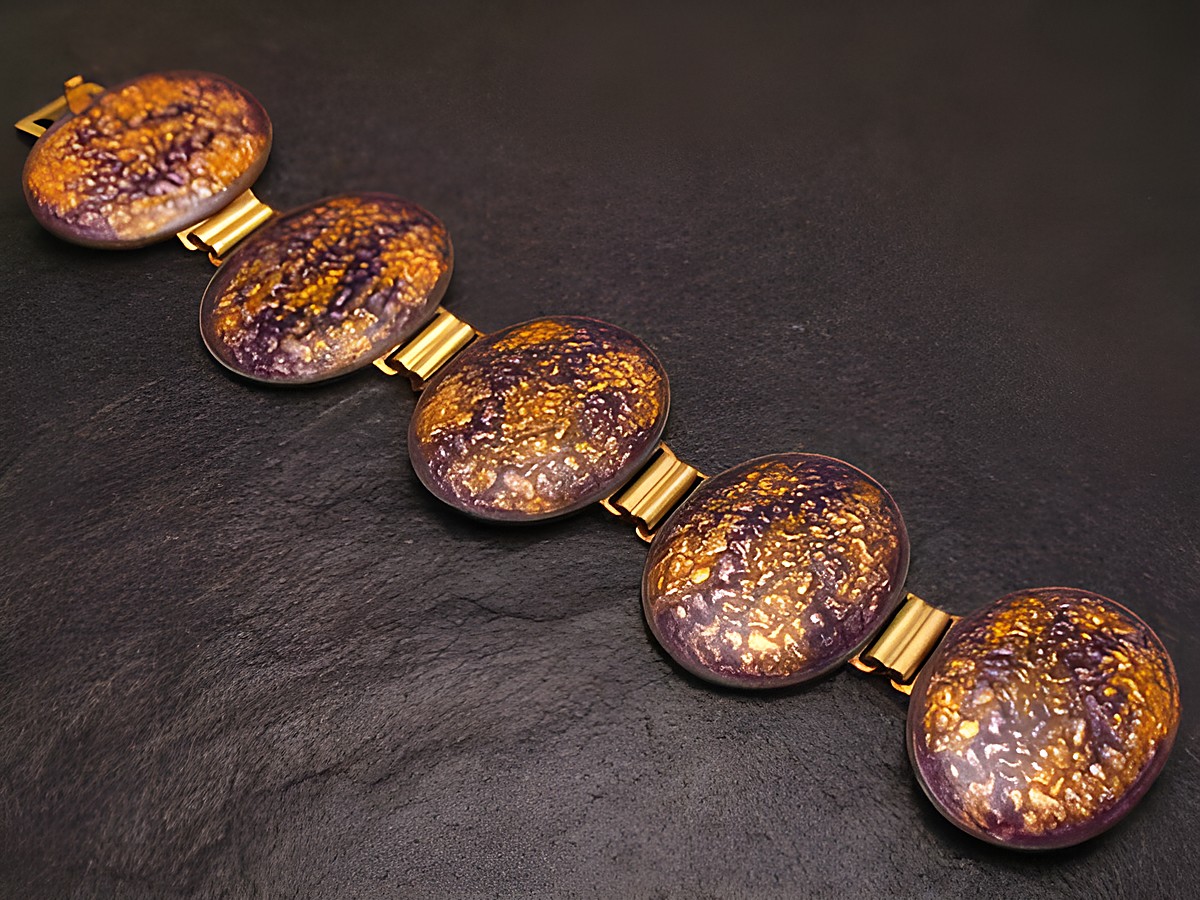Armband 19 cm MIX-IT in violett und gelb, aus Emaille, vergoldet, mit fünf ovalen Elementen, hergestellt von Juwelier Harnisch, ansprechend und modern im Design.