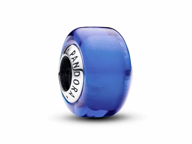 793105000-0 Blaues Murano-Glas Mini-Charm von Pandora aus feinstem Sterling Silber, glänzend mit einem einzigartigen blauen Farbton, ideal für Armbänder und Schmuckkreationen.