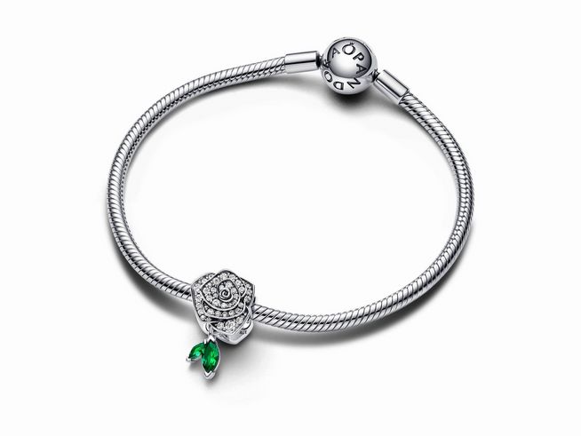Silberner Charm für Armbänder von Pandora in Form einer funkelnden Rose mit grünem Steinmix und zwei grünen Blättern, ideal für stilvolle Akzente.