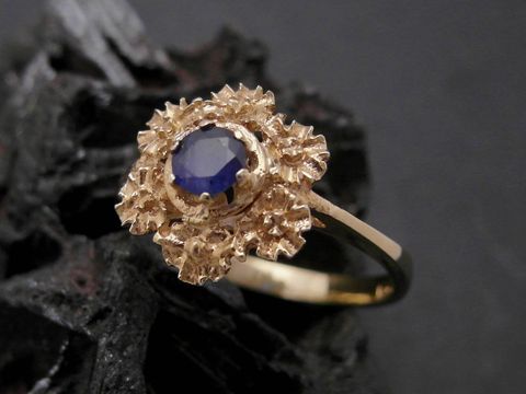 Gold Ring pompös Gold 585 mit einem blauen Safir im Mittelpunkt, umgeben von kunstvollen Goldverzierungen, Größe 54, Hersteller: Juwelier Harnisch.