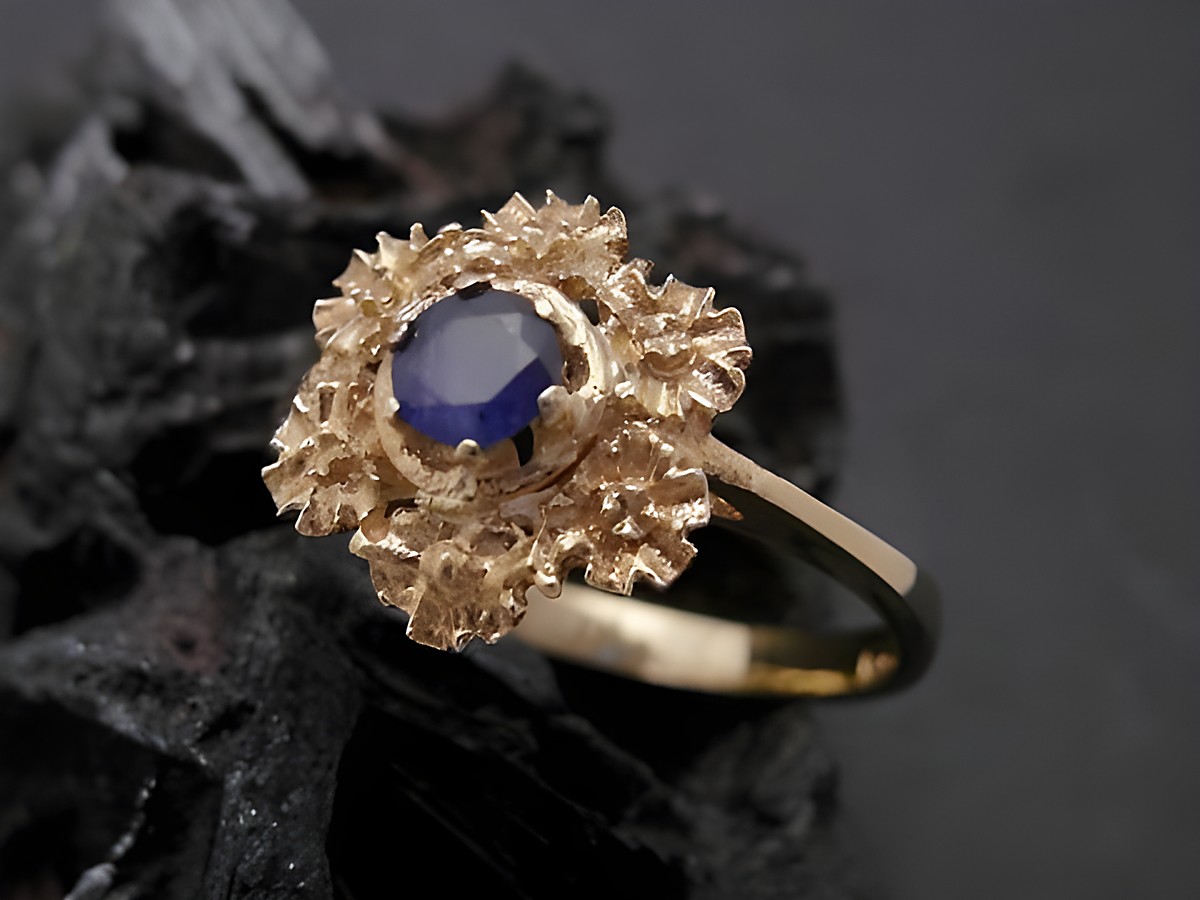 Gold Ring pompös Gold 585 mit einem blauen Safir im Mittelpunkt, umgeben von kunstvollen Goldverzierungen, Größe 54, Hersteller: Juwelier Harnisch.