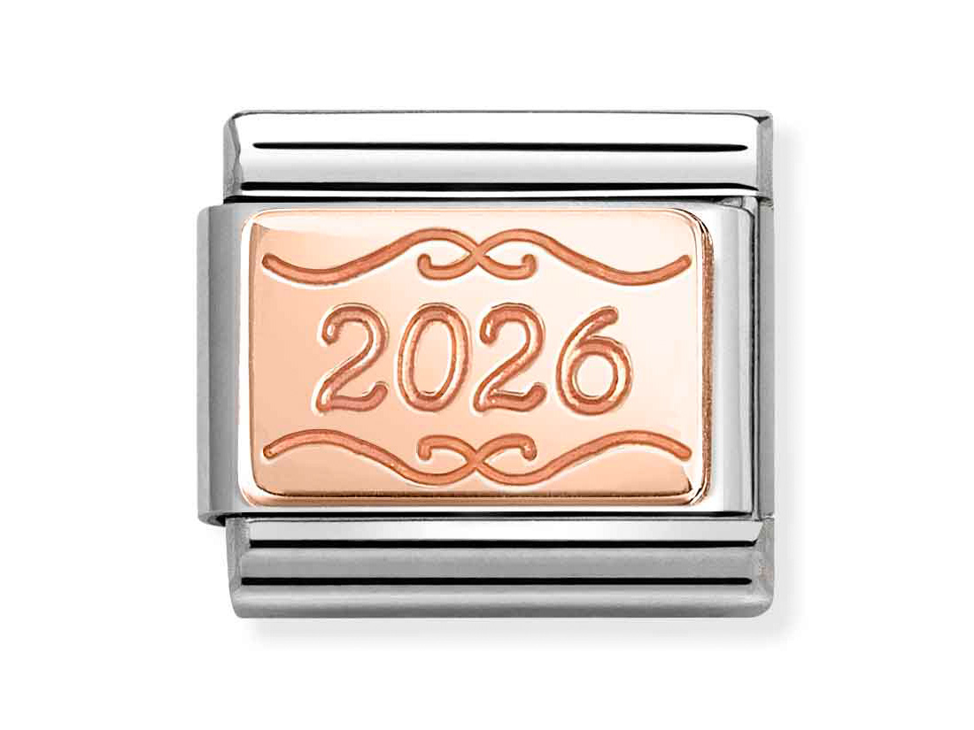Classic Roségold charm mit der aufprägten Zahl 2026, umrahmt von eleganten geschwungenen Linien, gefertigt von Pandora, ideal für besondere Anlässe und als Erinnerungsstück.