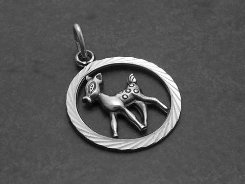 Silber Anhänger in Form eines niedlichen Rehs, umgeben von einem kreisförmigen Rahmen, hergestellt von Juwelier Harnisch, ideal für Tierliebhaber und Kinder.