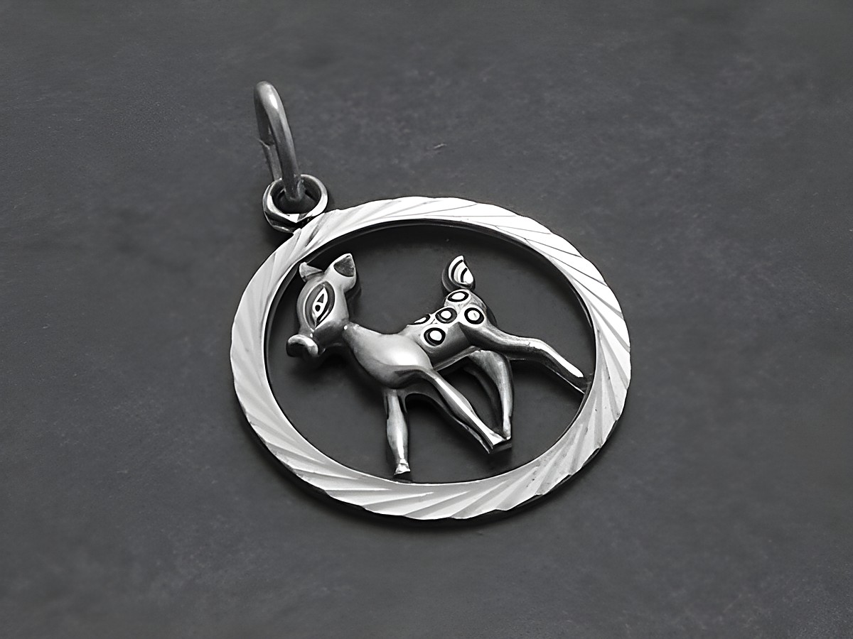 Silber Anhänger in Form eines niedlichen Rehs, umgeben von einem kreisförmigen Rahmen, hergestellt von Juwelier Harnisch, ideal für Tierliebhaber und Kinder.