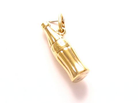 Cola Flasche Anhänger mit Gold Auflage Doublé, Hersteller Juwelier Harnisch. Der Anhänger zeigt eine detailreiche Nachbildung einer Cola Flasche in edlem Gold.