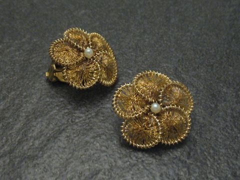 Filigrane Brosche Handarbeit 25x25 mm mit Blumenmotiven in Goldfarbe und Perle, Hersteller Juwelier Harnisch, Ohrclip.