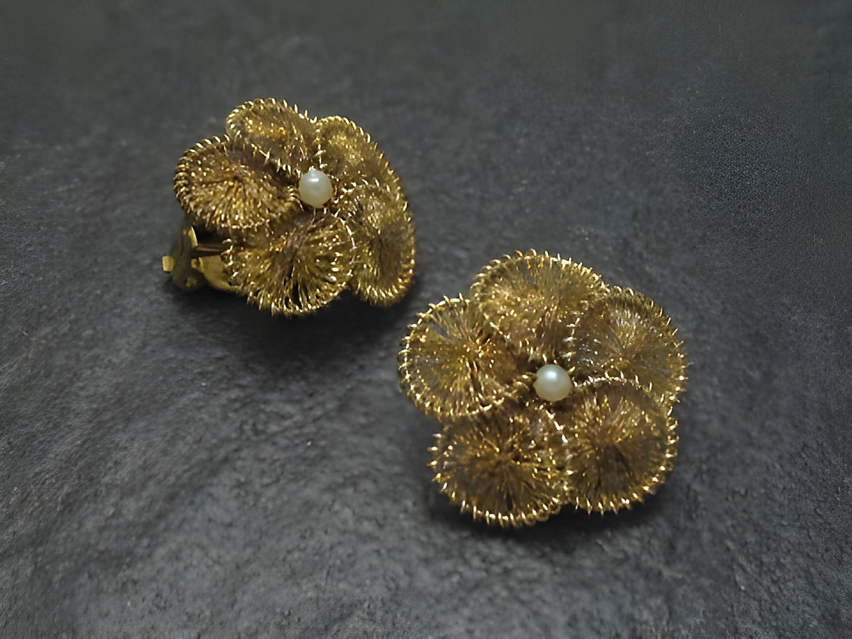 Filigrane Brosche Handarbeit 25x25 mm mit Blumenmotiven in Goldfarbe und Perle, Hersteller Juwelier Harnisch, Ohrclip.