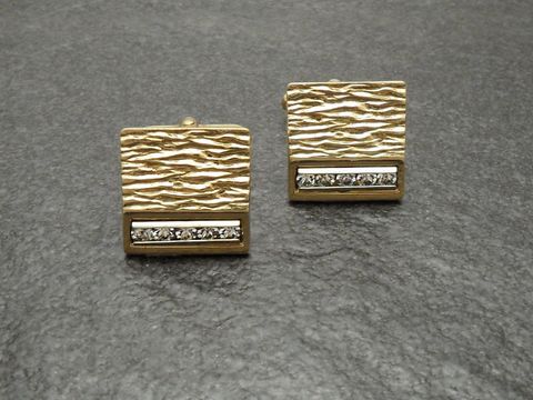 Vergoldete Manschettenknöpfe mit eleganten, funkelnden Strass-Steinen von Juwelier Harnisch, goldfarben und mit strukturierter Oberfläche, ideal für stilvolle Anlässe.