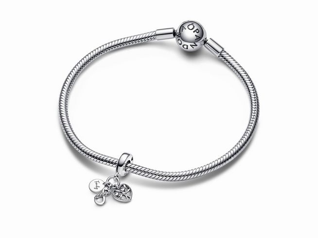 Sterling Silber Pandora Family Infinity Triple Charm-Anhänger mit Zirkonia in klar, hängend an einem flexiblen Armband, das eine elegante und feminine Note verleiht.
