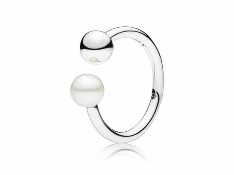 Offener Silberring von Pandora mit zwei weißen Süßwasserzuchtperlen, Größe 56, elegantes Design, glänzende Oberfläche, ideal für den täglichen Gebrauch oder besondere Anlässe.
