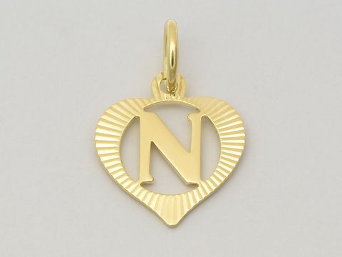 Gold Anhänger in Herzform mit dem Buchstaben N aus 333 Gold, diamantiert, hergestellt von Juwelier Harnisch. Ideal als persönliches Schmuckstück.