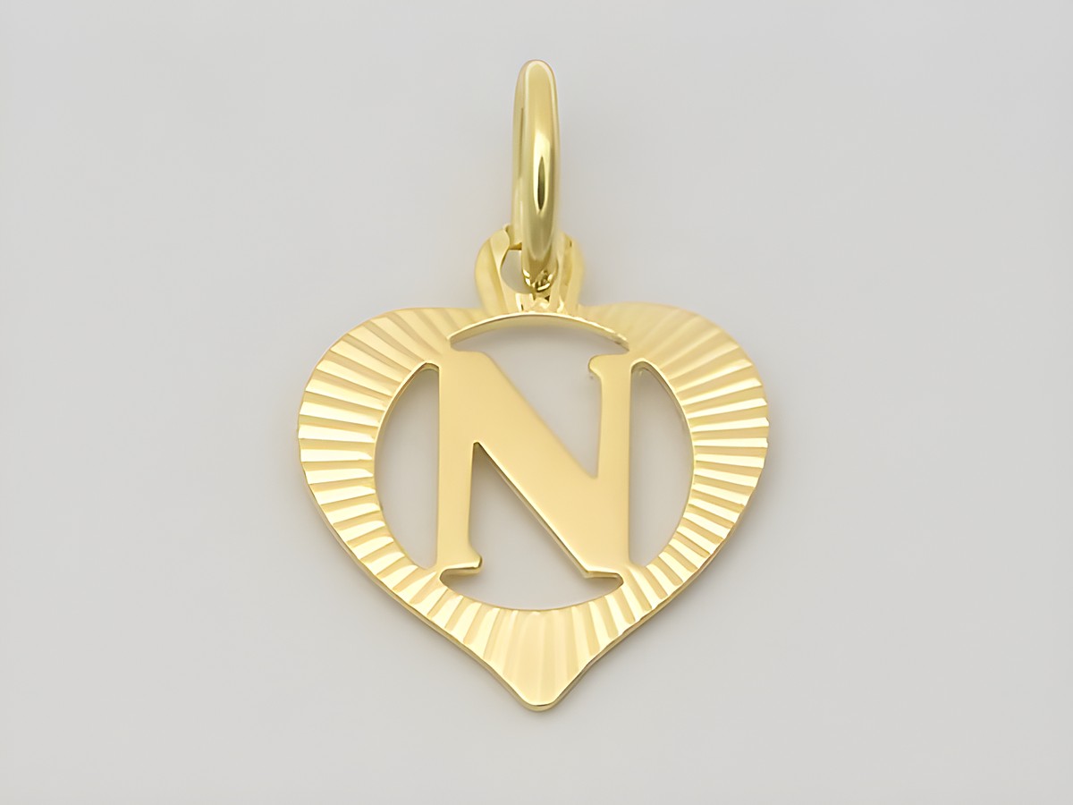 Gold Anhänger in Herzform mit dem Buchstaben N aus 333 Gold, diamantiert, hergestellt von Juwelier Harnisch. Ideal als persönliches Schmuckstück.