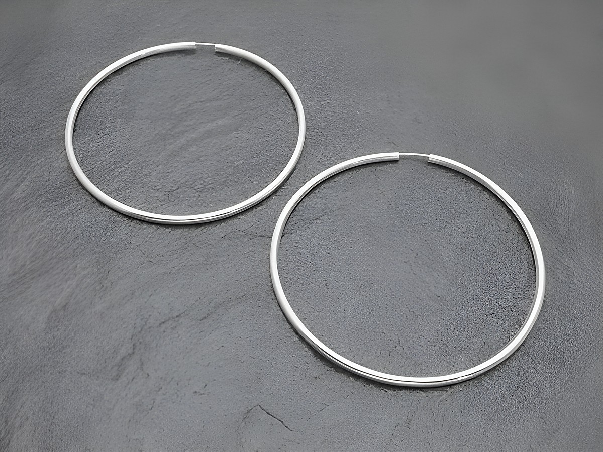 Silber Creolen 8 cm aus sterling Silber rhodiniert mit einem Durchmesser von 45 mm und einer Stärke von 2,5 mm, ideal für stilvolle Akzente. Hersteller Juwelier Harnisch.