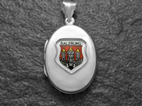 Silbernes Medaillon mit dem Stadtwappen von Salzburg und dem Stift Nonnberg, verziert mit farbiger Darstellung, hergestellt von Juwelier Harnisch, Europa Medaillons.