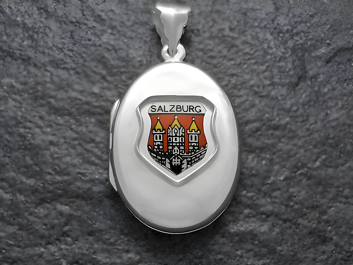 Silbernes Medaillon mit dem Stadtwappen von Salzburg und dem Stift Nonnberg, verziert mit farbiger Darstellung, hergestellt von Juwelier Harnisch, Europa Medaillons.