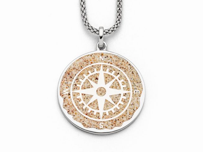 DUR Anhänger Kompassrose aus Sterling Silber mit sandfarbener Oberfläche und eingelegtem Kompassmotiv, perfekt als stilvolles Schmuckstück für Entdecker und Abenteurer.