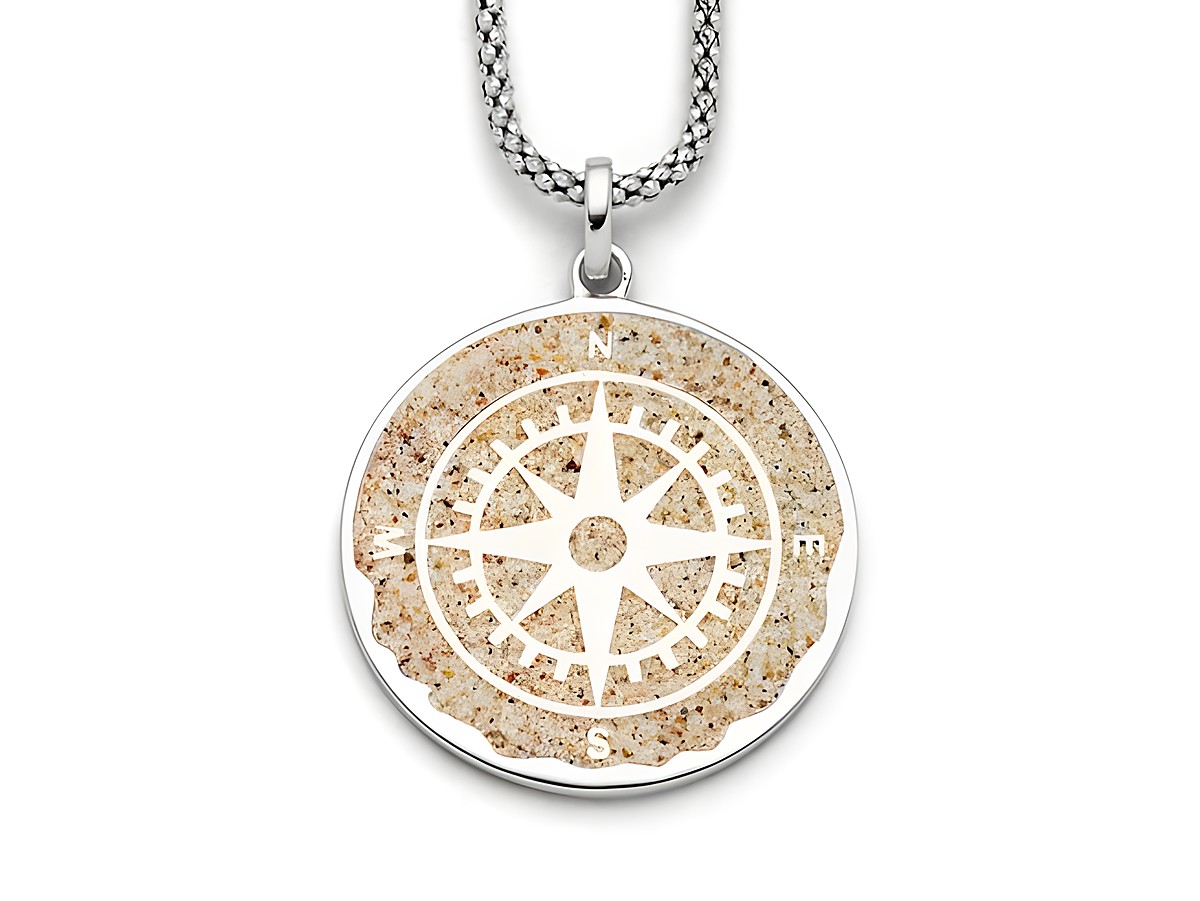 DUR Anhänger Kompassrose aus Sterling Silber mit sandfarbener Oberfläche und eingelegtem Kompassmotiv, perfekt als stilvolles Schmuckstück für Entdecker und Abenteurer.