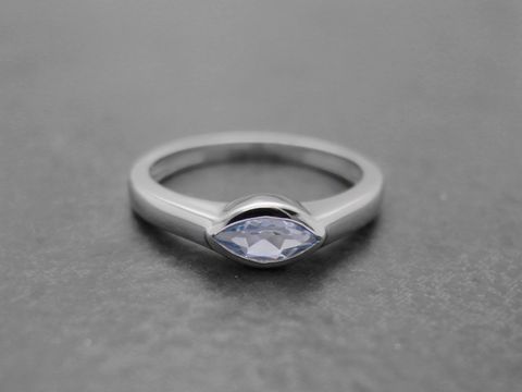 Ring aus rhodiniertem Sterling Silber, Modell Blue Dreams, mit einem ovalen Blautopas, Größe 52, Hersteller Juwelier Harnisch. Elegantes Design für besonderen Anlass.