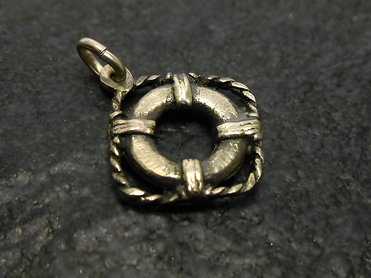 Silberanhänger in Form eines Rettungsrings, 18 mm, hergestellt von Juwelier Harnisch, ideal für maritim und seefahrtbegeisterte Kunden.
