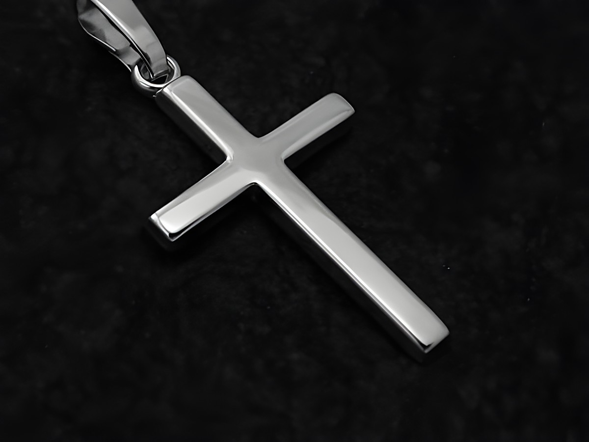 Schlichtes Goldkreuz aus Weißgold 585 in den Maßen 22x13x1,4mm, gefertigt vom Juwelier Harnisch, ideal als zeitloser Schmuck für verschiedene Anlässe.