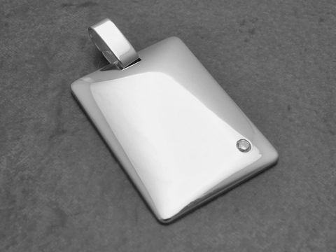 Rechteckiger Anhänger aus rhodiniertem Sterling Silber mit einer schlichten Gravurplatte und einem Brillant, Hersteller Juwelier Harnisch.
