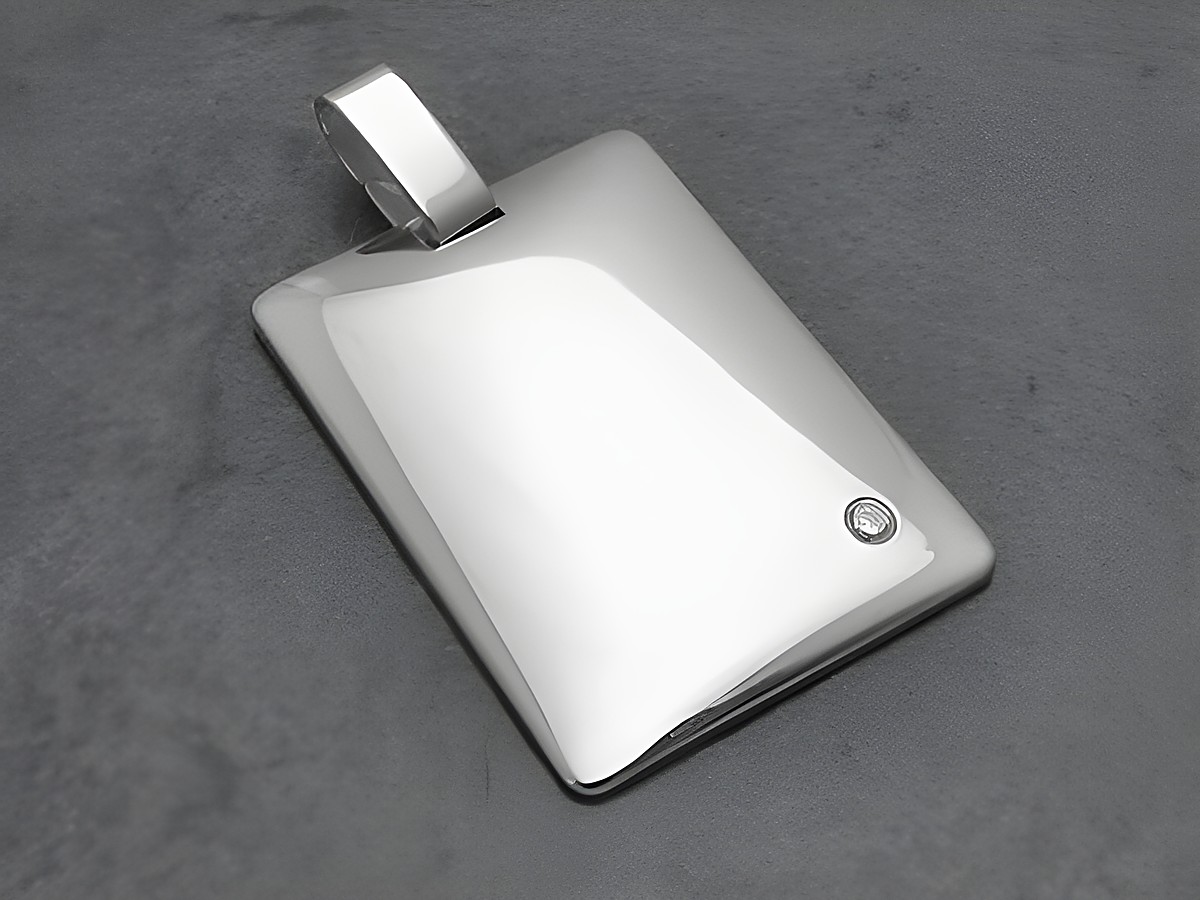 Rechteckiger Anhänger aus rhodiniertem Sterling Silber mit einer schlichten Gravurplatte und einem Brillant, Hersteller Juwelier Harnisch.