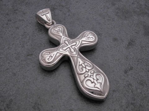 Kreuz Anhänger aus Sterling Silber rhodiniert, nostalgisches Design mit kunstvollem Muster, Hersteller Juwelier Harnisch, elegantes Schmuckstück für besondere Anlässe.