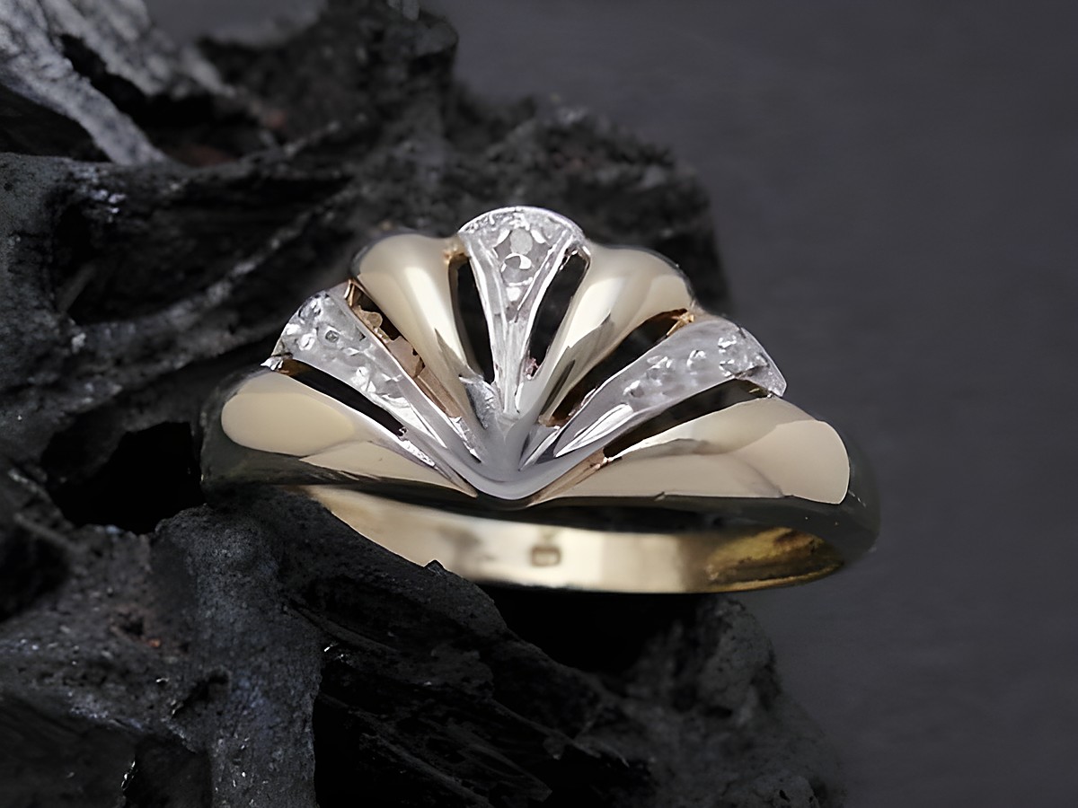 Gold Ring kunstvoll Gold 333 bicolor Diamant Goldring Gr. 56, Hersteller Juwelier Harnisch bis Gr. 56/18. Elegant gestalteter Ring mit funkelndem Diamant und geschwungenem Design.