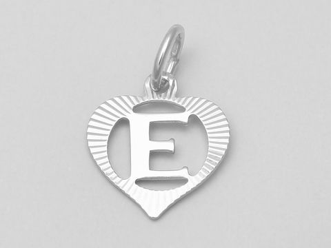 Silberner Herz Anhänger mit dem Buchstaben E, diamantiert, aus 925 Silber, hergestellt von Juwelier Harnisch. Ideal als persönliches Schmuckstück oder Geschenk.