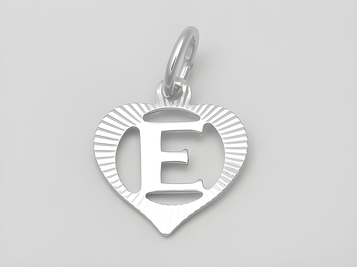 Silberner Herz Anhänger mit dem Buchstaben E, diamantiert, aus 925 Silber, hergestellt von Juwelier Harnisch. Ideal als persönliches Schmuckstück oder Geschenk.