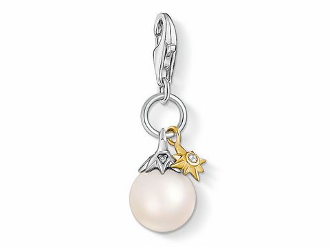 Perle mit goldenem Stern und geschwärztem Zirkonia-Anhänger von Thomas Sabo, kombiniert in Silber und Gelbgold, inspiriert von Sonne, Mond und Sternen.