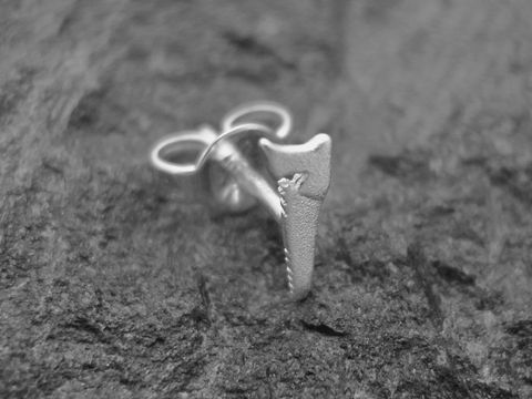 Ein Einzelohrring in Form einer Säge aus Sterling Silber, hergestellt vom Juwelier Harnisch, eignet sich perfekt für einen modernen und einzigartigen Look.