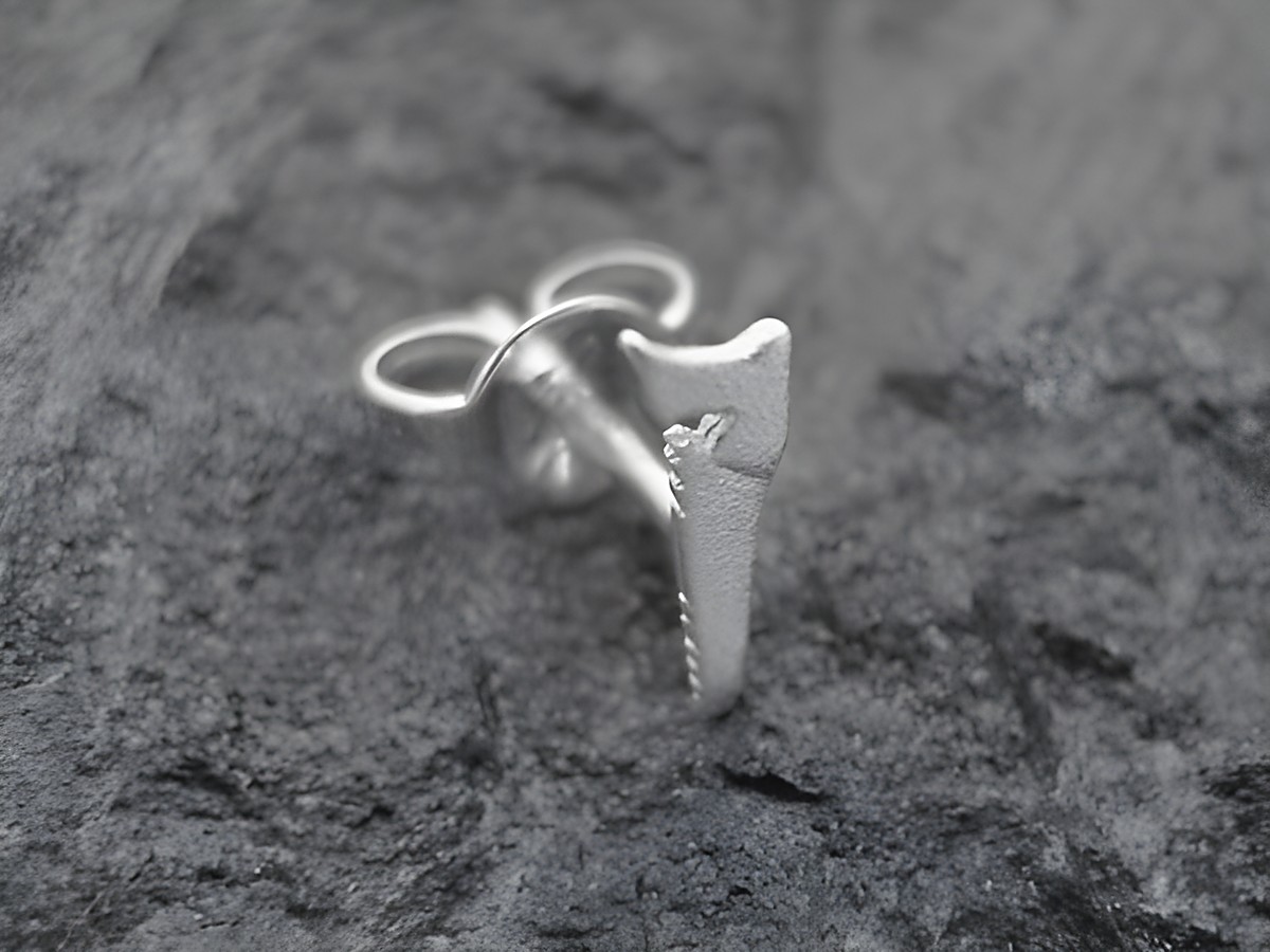 Ein Einzelohrring in Form einer Säge aus Sterling Silber, hergestellt vom Juwelier Harnisch, eignet sich perfekt für einen modernen und einzigartigen Look.