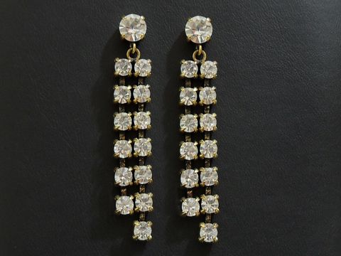 Strass Ohrhänger in sexy Design, weiß und goldfarben, von Juwelier Harnisch, elegant mit mehreren glitzernden Steinen für einen auffälligen Look. Ideal für besondere Anlässe.