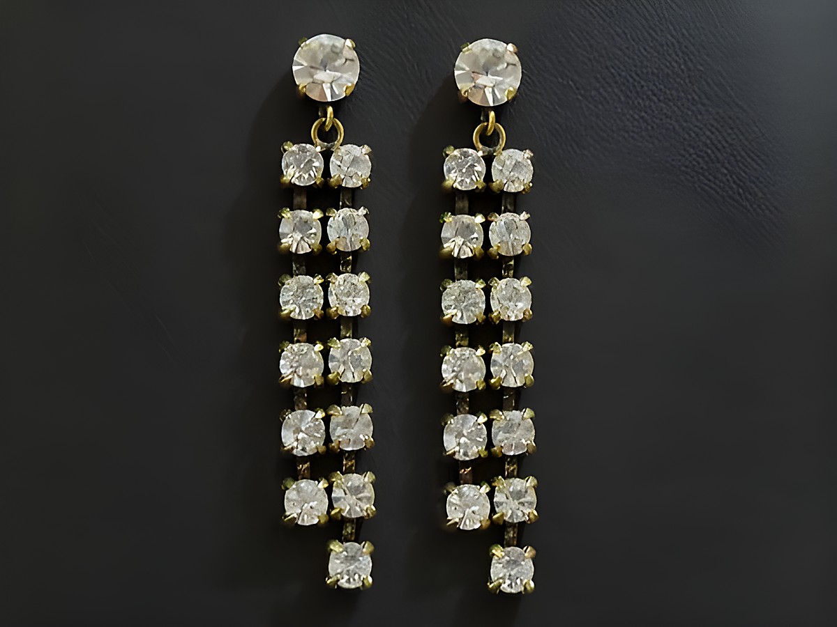 Strass Ohrhänger in sexy Design, weiß und goldfarben, von Juwelier Harnisch, elegant mit mehreren glitzernden Steinen für einen auffälligen Look. Ideal für besondere Anlässe.