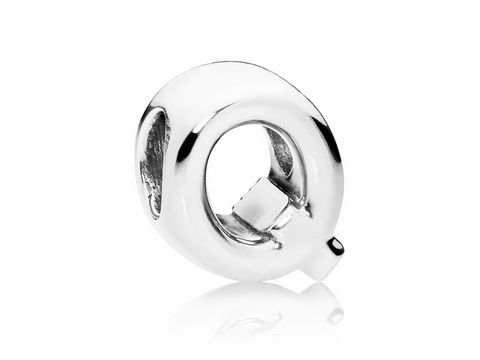 Charm in Form des Buchstabens Q aus 925 Sterling Silber von Pandora, mit glänzender Oberfläche und durchbrochenem Design, ideal für Armbänder und Schmuckkreationen.