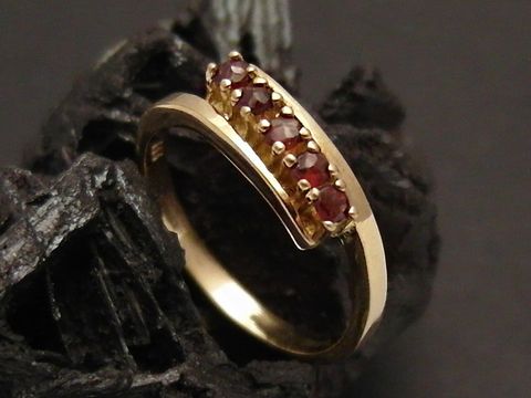 Goldring lieblich in Gold 333 mit fünf roten Granaten, Größe 54, Hersteller Juwelier Harnisch, geeignet bis Größe 54/17,5.