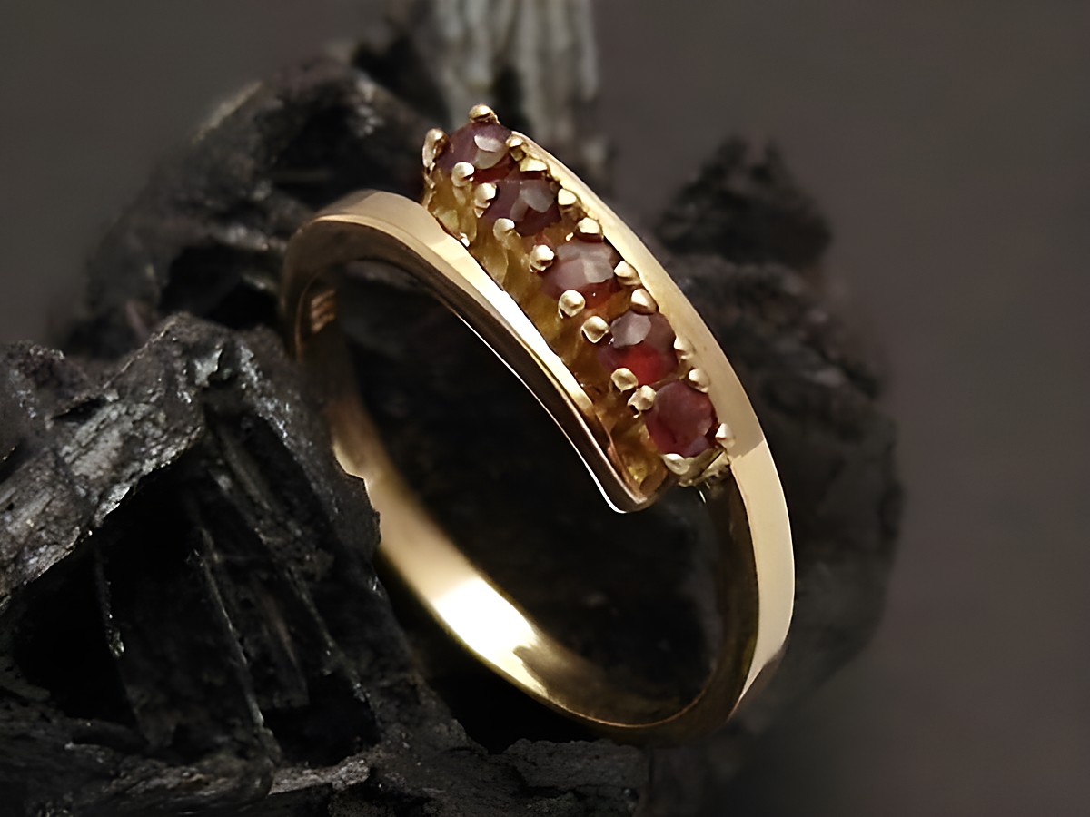 Goldring lieblich in Gold 333 mit fünf roten Granaten, Größe 54, Hersteller Juwelier Harnisch, geeignet bis Größe 54/17,5.