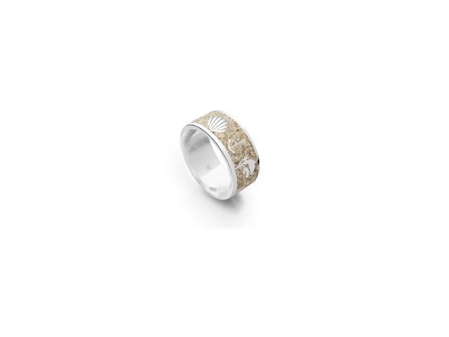 DUR Strandring Ostsee R5229.58 aus Sterling Silber in Größe 58 mit einer sandfarbenen Oberfläche und Muschelmotiv verleiht jedem Outfit einen maritimen Akzent.