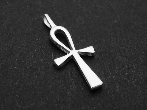 Silber Anhänger in Form eines Anch-Kreuzes, auch bekannt als ägyptisches Kreuz, hergestellt von Juwelier Harnisch, schlichtes und elegantes Design auf schwarzem Hintergrund.