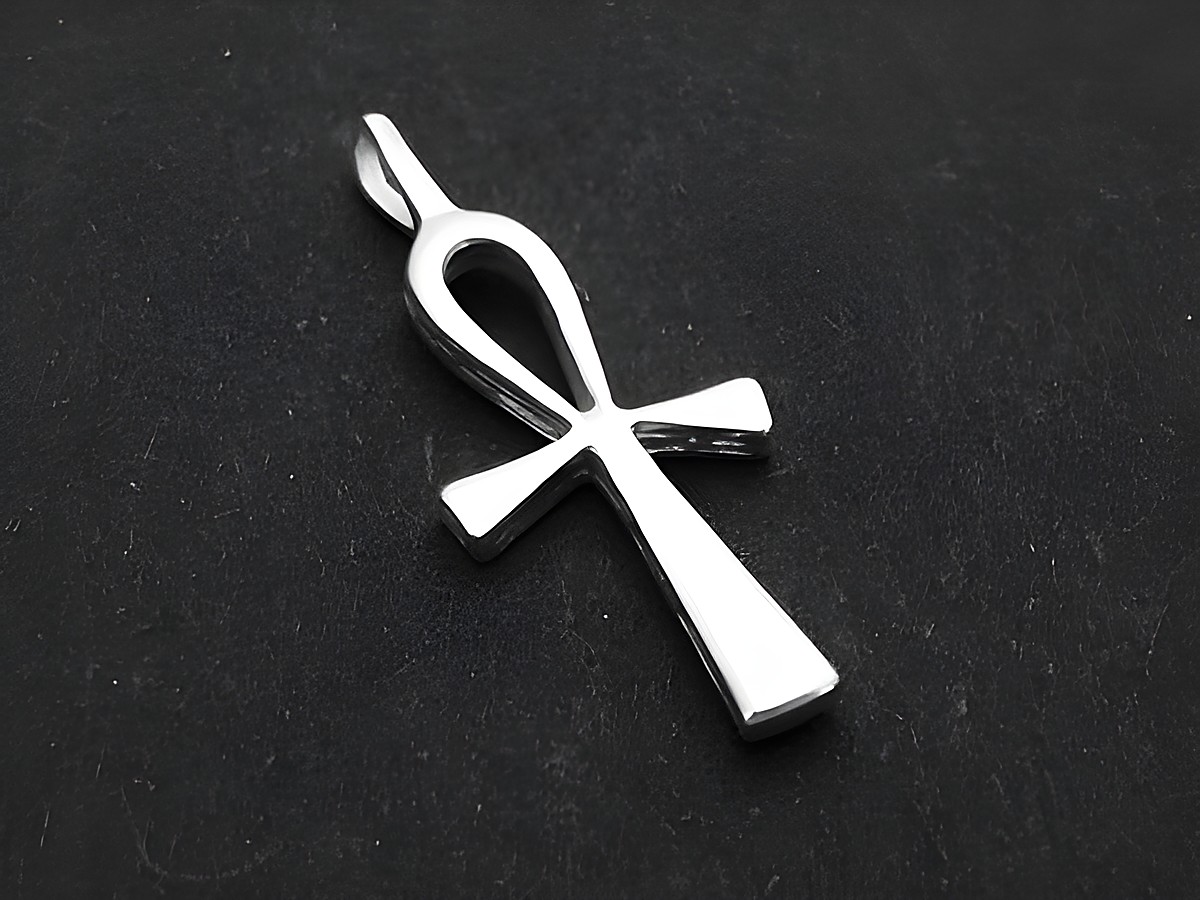 Silber Anhänger in Form eines Anch-Kreuzes, auch bekannt als ägyptisches Kreuz, hergestellt von Juwelier Harnisch, schlichtes und elegantes Design auf schwarzem Hintergrund.