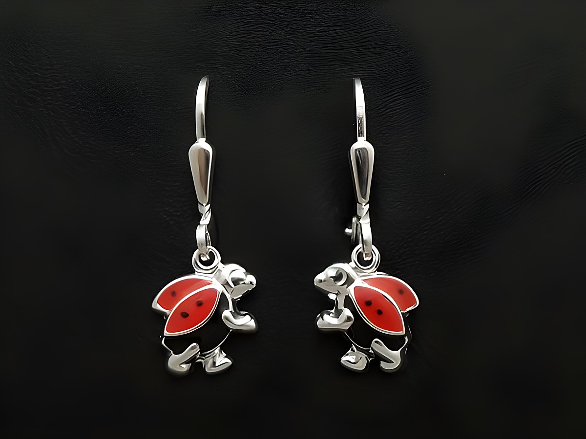Niedliche Marienkäfer Ohrhänger aus Sterling Silber von Juwelier Harnisch, perfekt für Kinder, mit roten Flügeln und detailreicher Ausarbeitung.