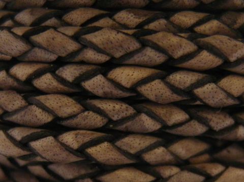 Lederband geflochten in Hellbraungrau mit einer Breite von 3 mm und einer Länge von 24 cm, ausgestattet mit einem silbernen Karabiner von Hersteller Juwelier Harnisch.