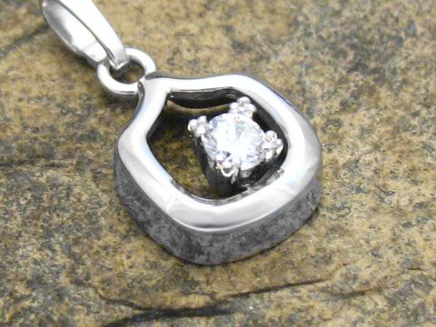Gold Anhänger - Zirkonia - Weißgold 333, Hersteller: Juwelier Harnisch, mit glitzerndem Zirkonia im Zentrum des modischen Designs. Zeigt elegante Kombination aus Weißgold und funkelndem Stein.