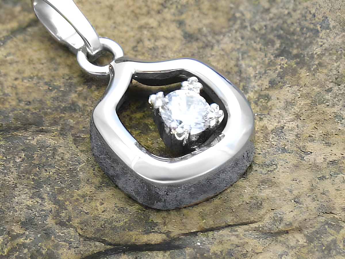 Gold Anhänger - Zirkonia - Weißgold 333, Hersteller: Juwelier Harnisch, mit glitzerndem Zirkonia im Zentrum des modischen Designs. Zeigt elegante Kombination aus Weißgold und funkelndem Stein.