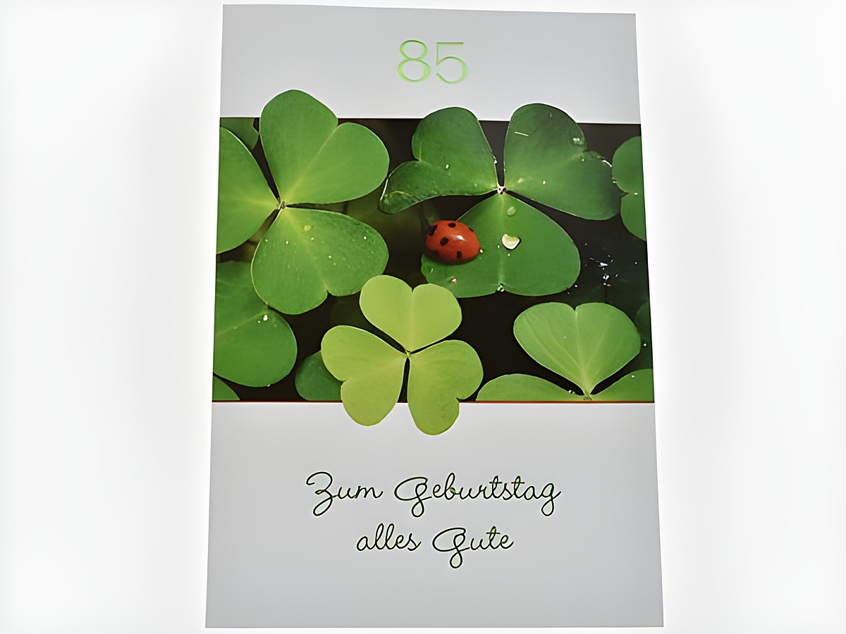 Eine Geburtstagskarte mit der Aufschrift 85, verziert mit einem Motiv aus Grün und einem Marienkäfer auf Glücksklee, geeignet für Geburtstagswünsche von Juwelier Harnisch.
